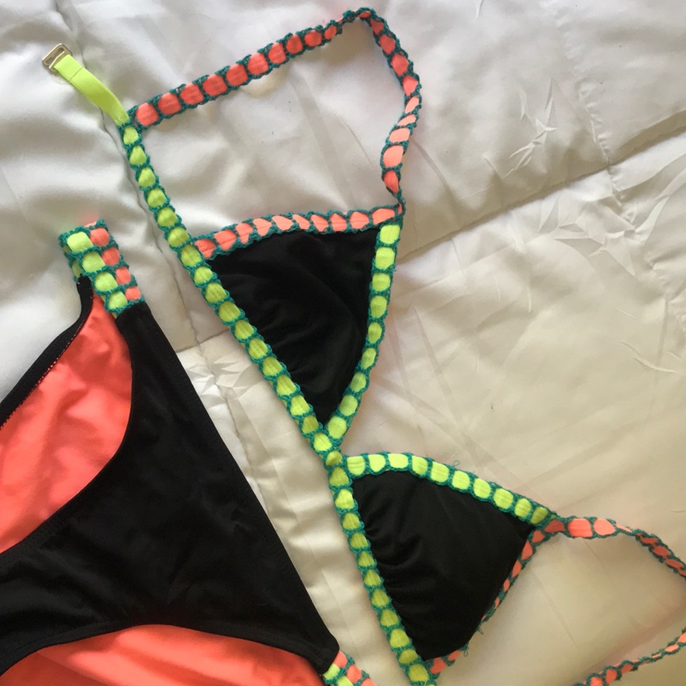 Trendy contrast bikini
